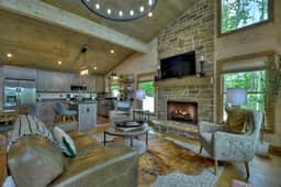 By The Peaks Lodge - Image 3