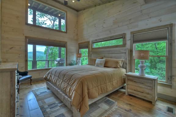 By The Peaks Lodge - Image 5